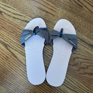 Havaianas White Footbed Sandal with Metallic Gray Bow